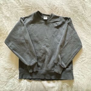 Aritzia Tna Cozy Fleece Boyfriend Crew Sweatshirt in size Small in GD Echo Grey